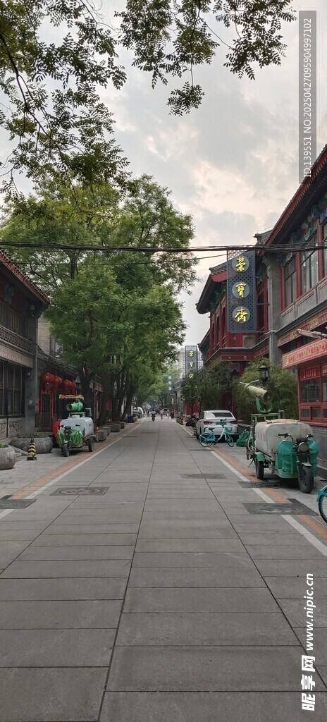 古街静谧街道绿树相伴