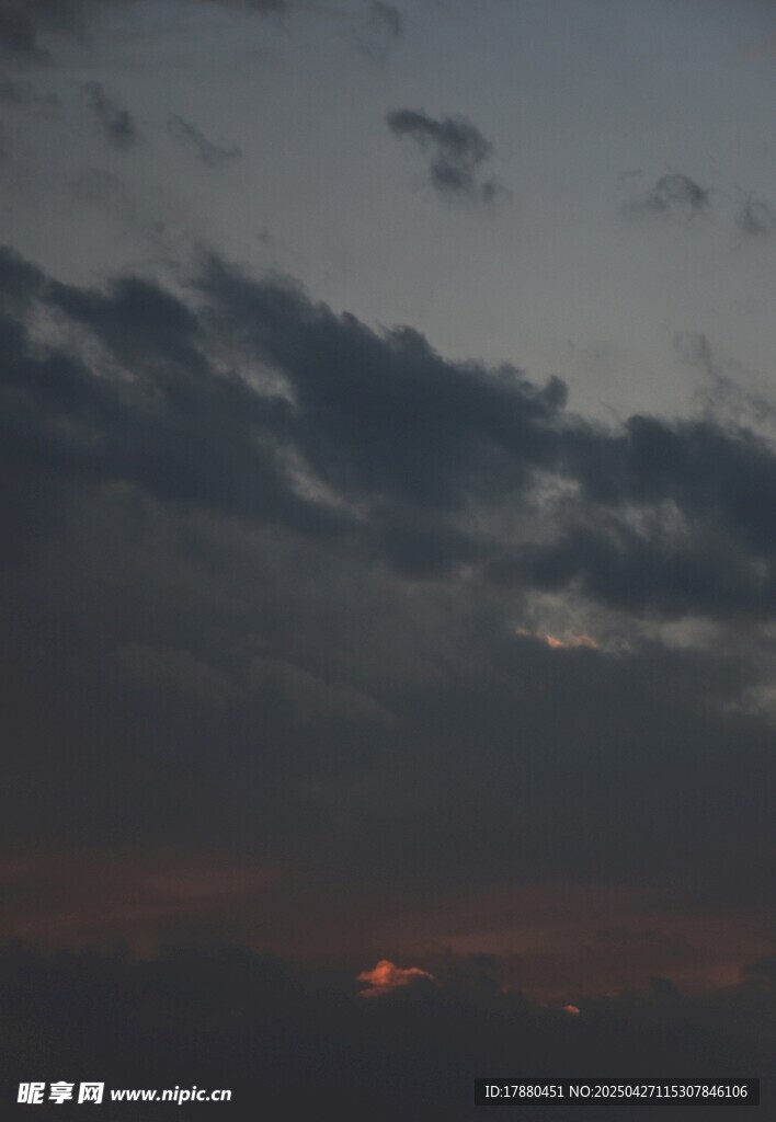 天空与云层