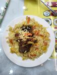 美味牛肉炒饭摆盘中
