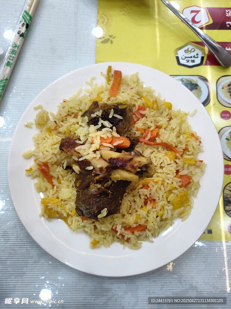 美味牛肉炒饭摆盘中