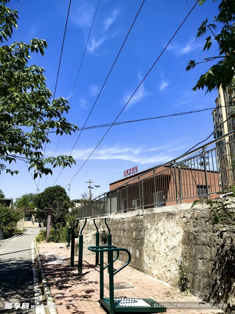 户外健身场地与蓝天绿树