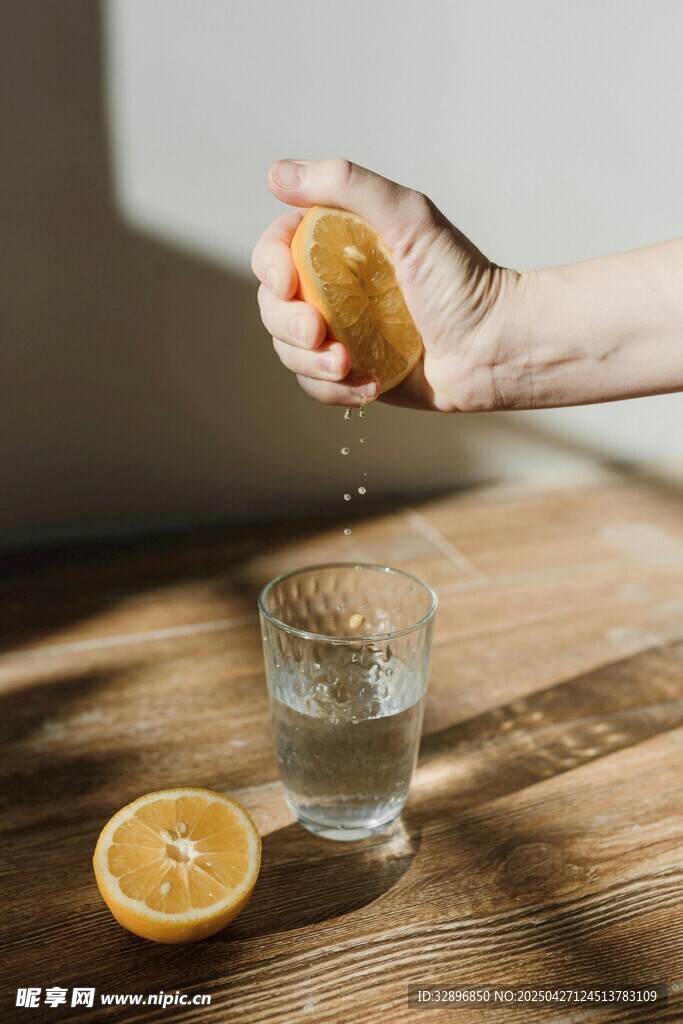 手挤柠檬汁水入玻璃杯