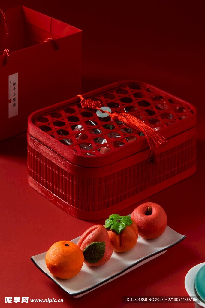 中式红盒配精致糕点