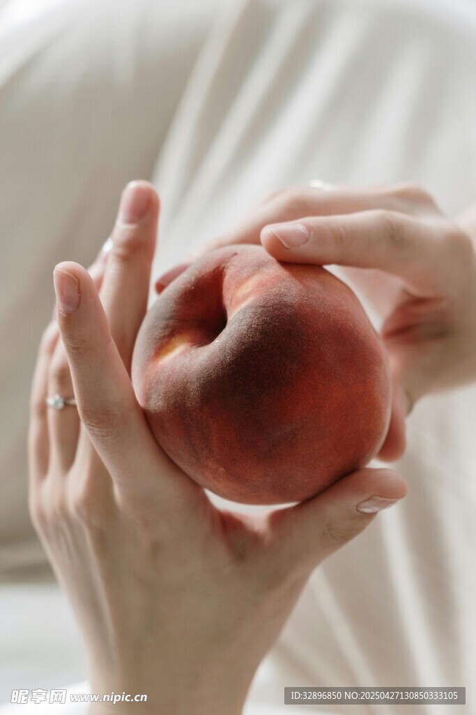双手捧持鲜嫩水蜜桃