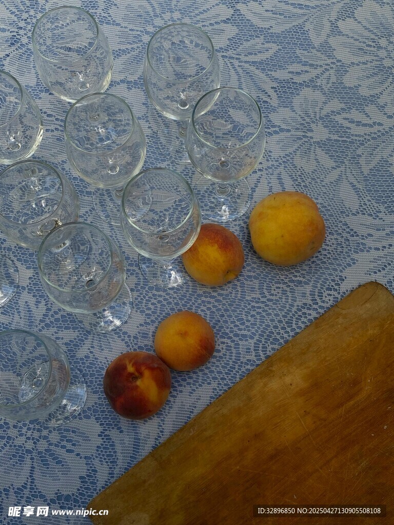 桌布上的几颗新鲜杏子