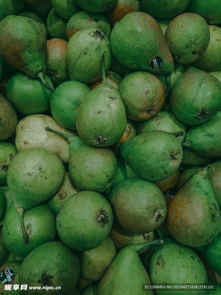 一堆青皮梨子特写