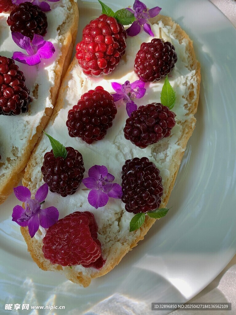 莓果花卉装饰的美味甜点
