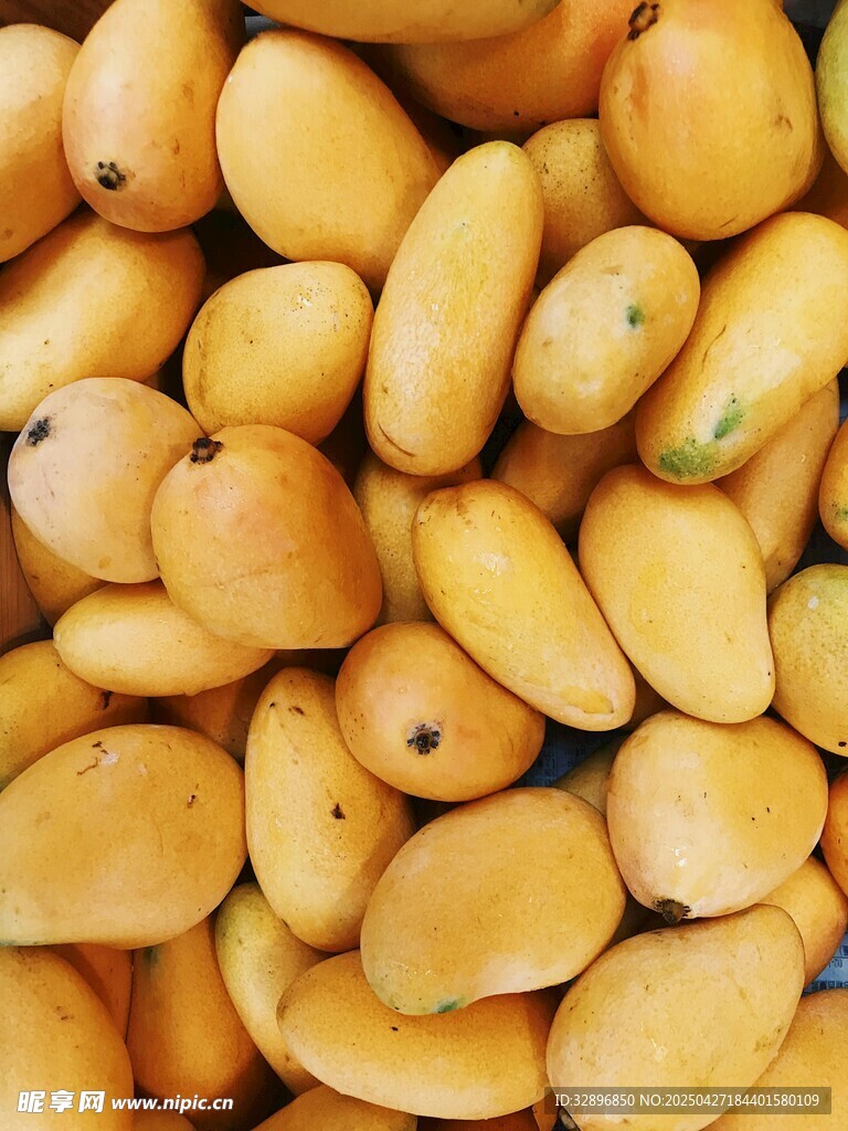 一堆鲜黄饱满的芒果