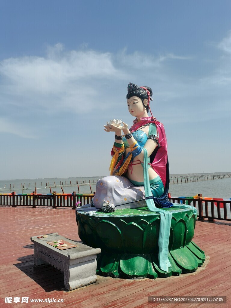 海边龙女侧身雕像