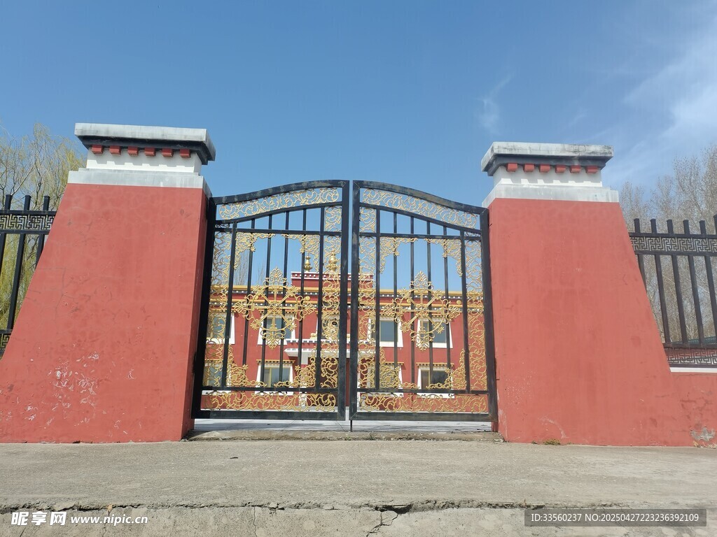 红色围墙铁门建筑景观