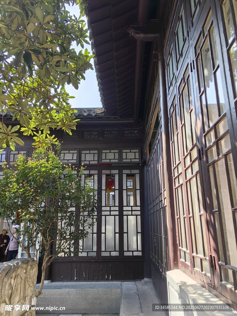 中式古建筑庭院一角
