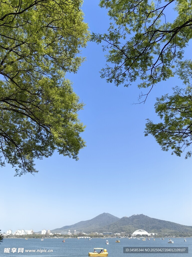 湖畔绿树蓝天远山美景