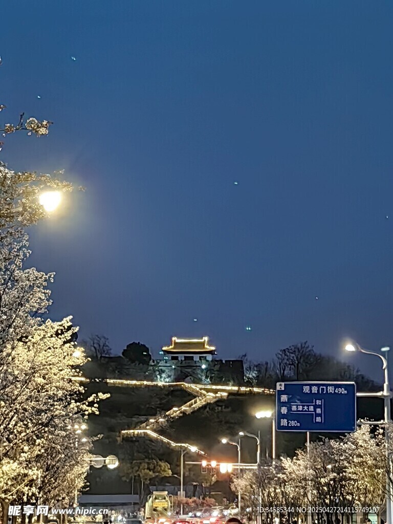 夜晚街道灯光装饰美景