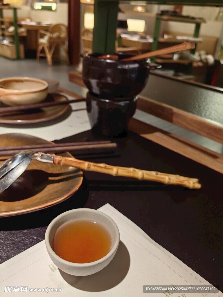 中式餐厅精致茶具与茶饮