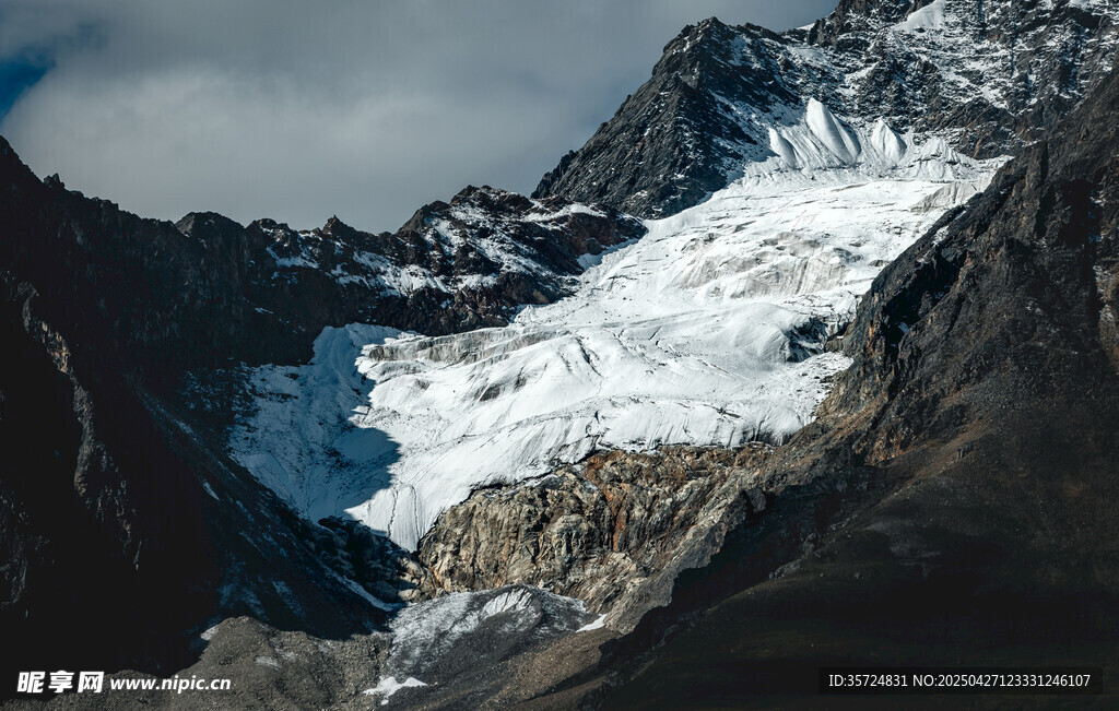 壮丽雪山景观