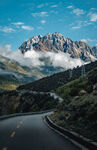 蜿蜒公路旁的壮丽山景