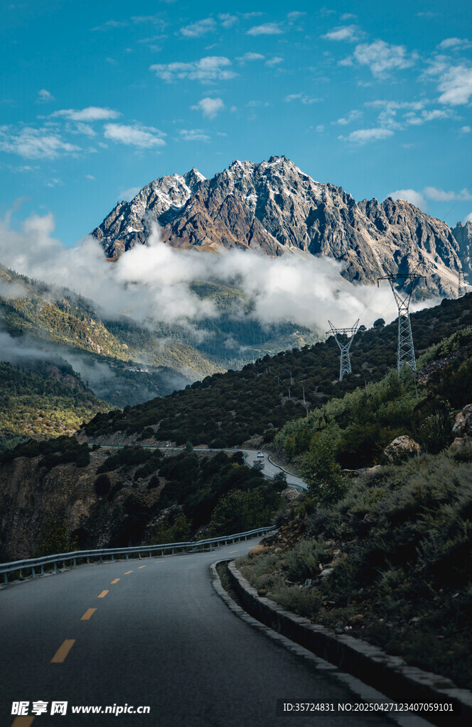 蜿蜒公路旁的壮丽山景