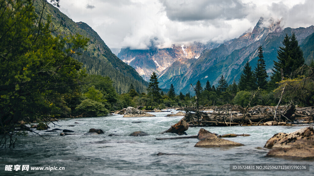 山间河流壮丽自然景观