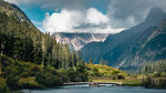 山间湖畔美景