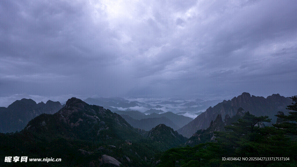 云雾缭绕的壮丽山峦