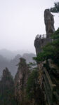 云雾中的险峻奇峰景观