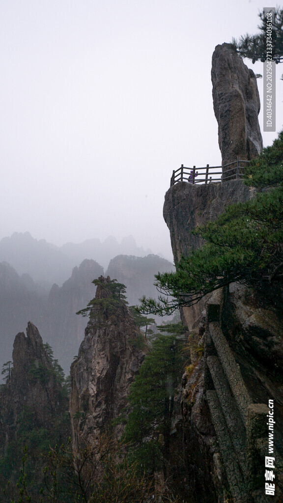 云雾中的险峻奇峰景观