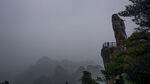 雾中奇峰景观