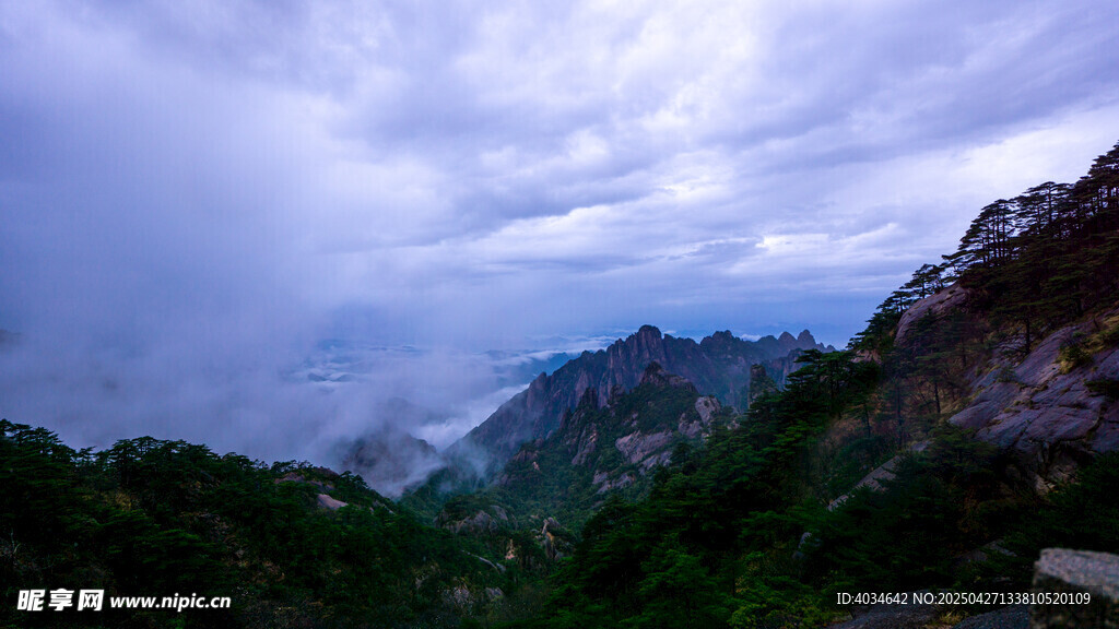 云雾缭绕的壮美山峦景色