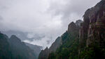 云雾缭绕的壮丽山景