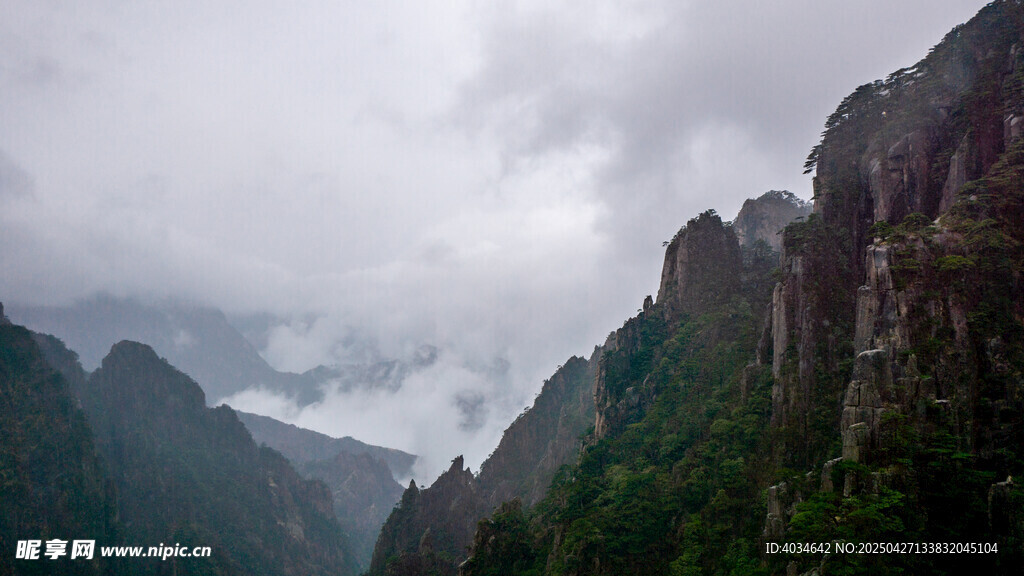 云雾缭绕的壮丽山景