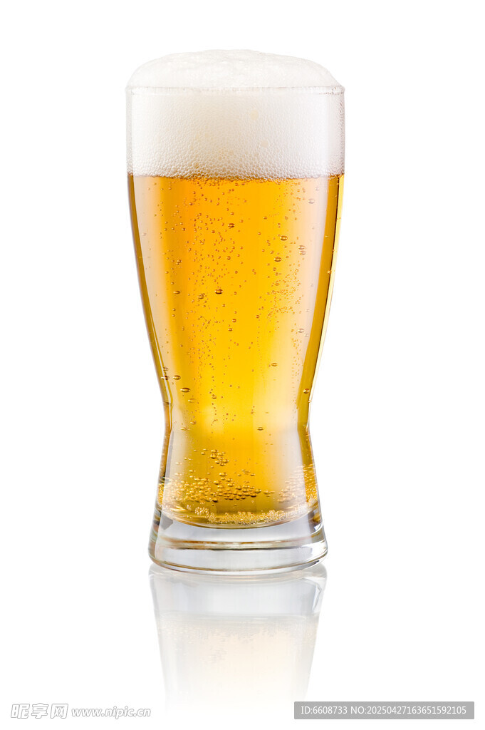 满溢泡沫的金黄啤酒杯
