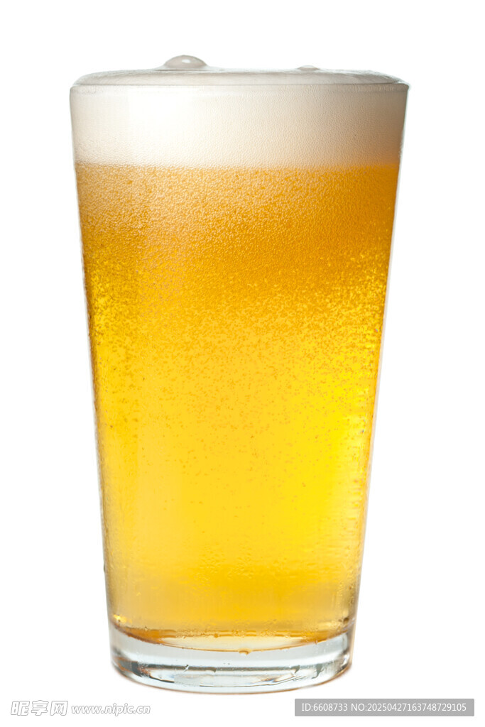 一杯金黄泡沫啤酒