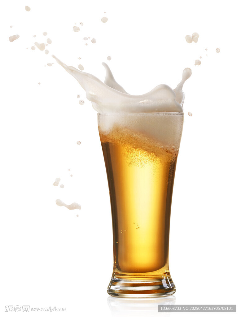啤酒飞溅玻璃杯