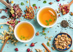 两杯花茶与多样配料