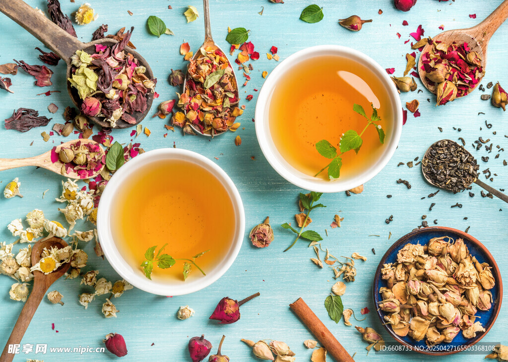 两杯花茶与多样配料