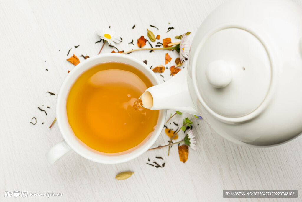一杯热茶与散落的花茶
