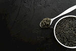 黑背景上的茶叶与茶勺