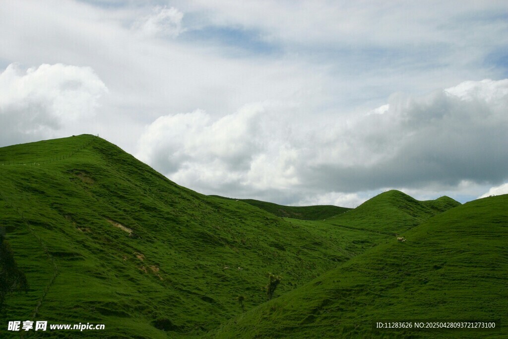 翠绿山峦与蓝天白云美景