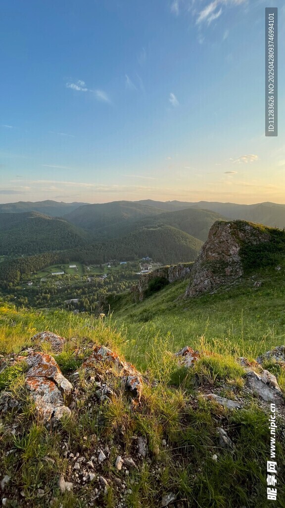 山间美景 野花点缀山峦