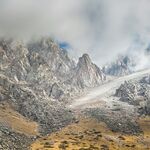 云雾缭绕的壮丽雪山景观