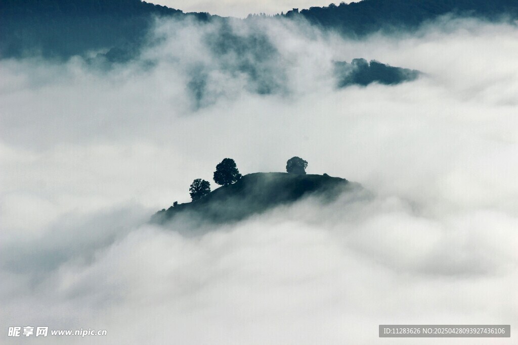 云雾中的山峦景观
