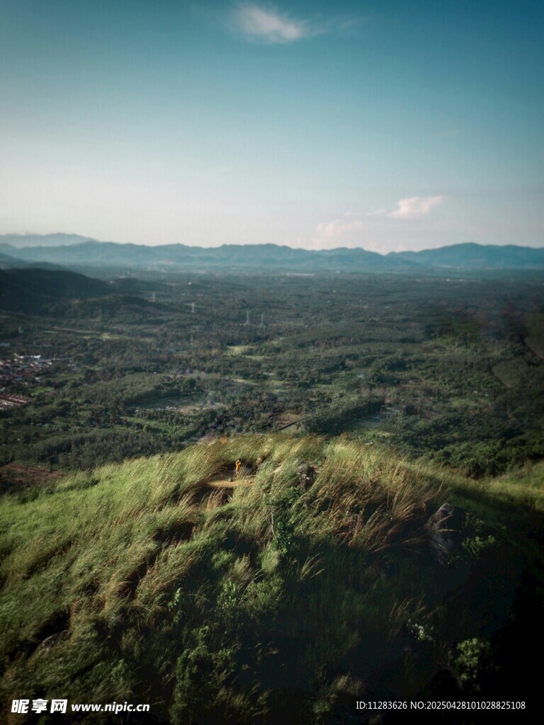 翠绿山丘间的开阔美景