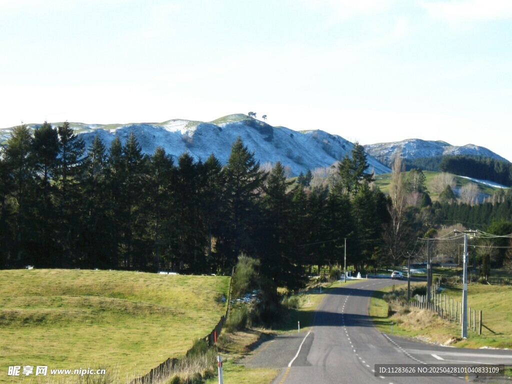 乡村公路旁的青山绿野