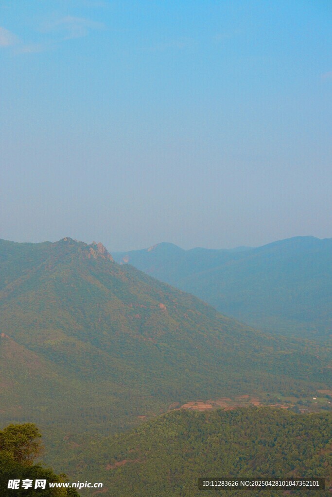 山峦叠翠的壮美自然景观