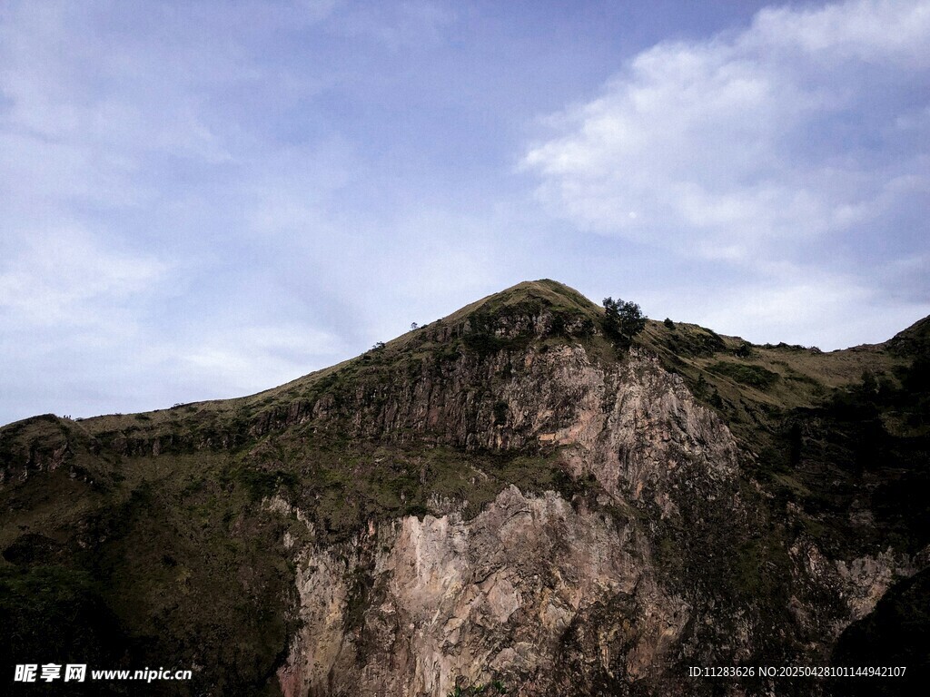 巍峨山峦蓝天白云景致