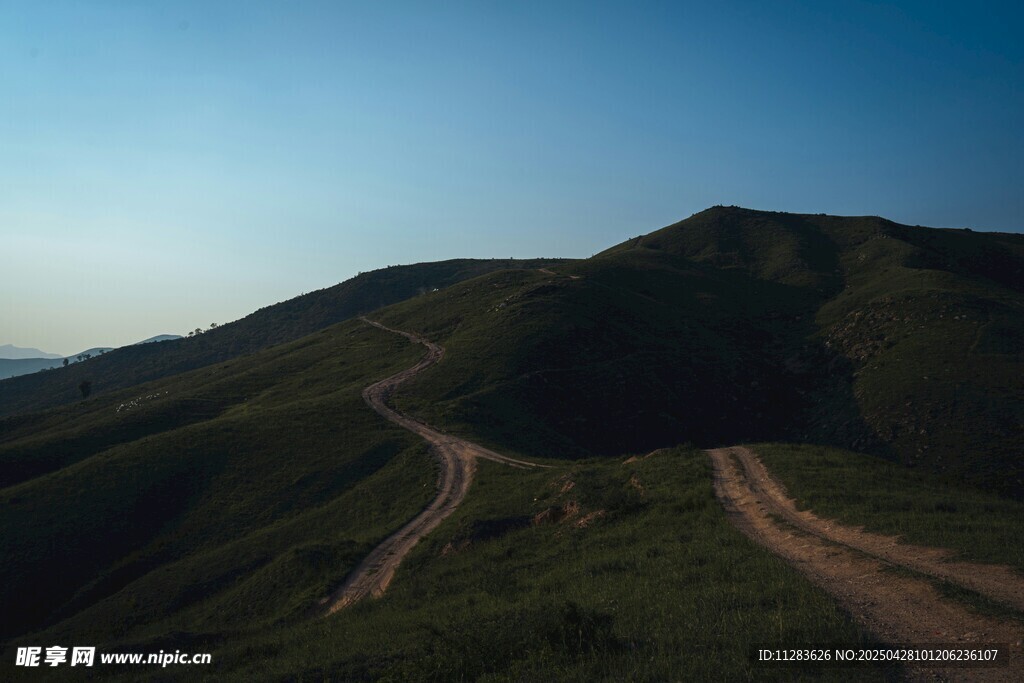 山间蜿蜒土路风景