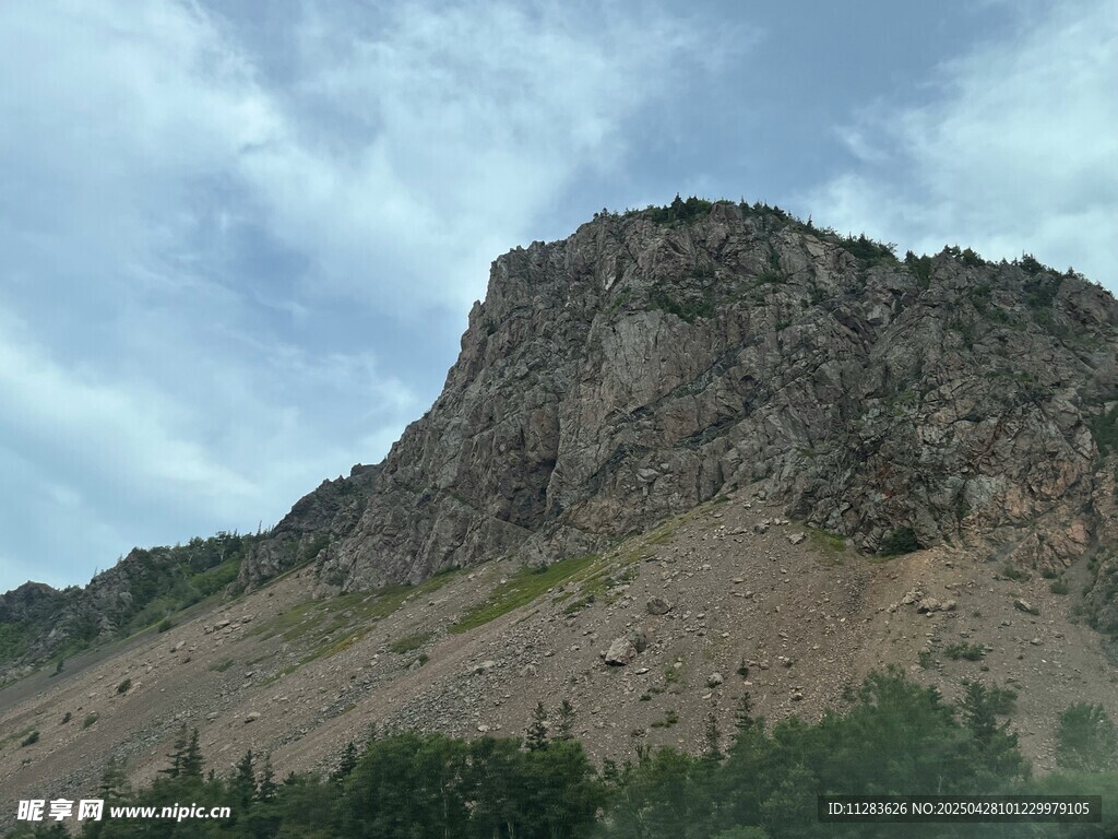 巍峨山峰蓝天白云相伴