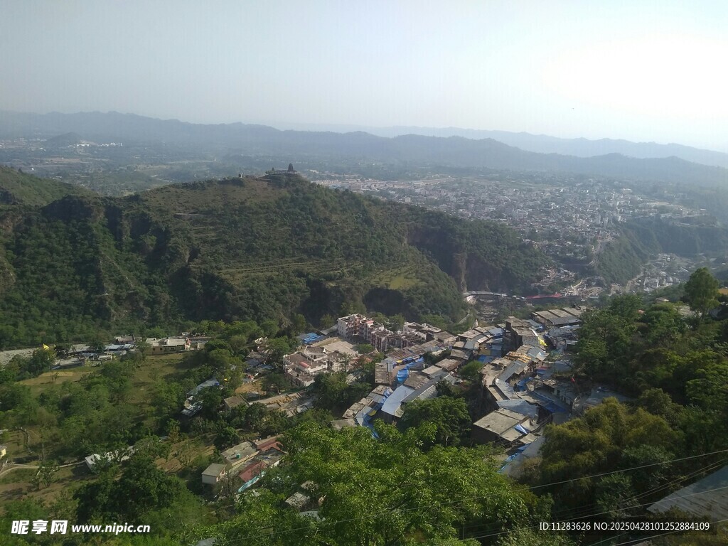 俯瞰山间小镇美景