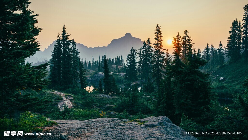 山林暮色中的静谧美景