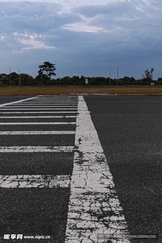 空旷跑道延伸向远方